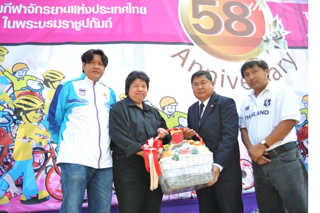 วรรณมณี บัวเทศ เป็นตัวแทนเครือ "มติชน" นำกระเช้าร่วมยินดี